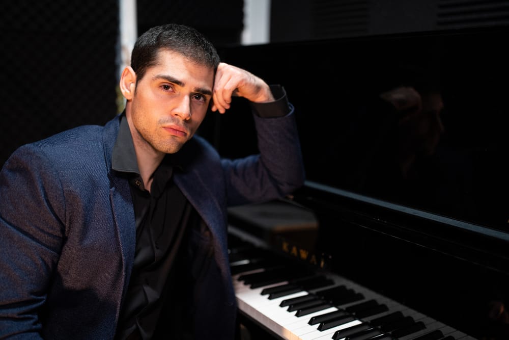 Luis Alejandro Acuña al piano
